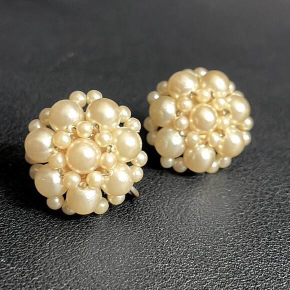 Pair of Vintage Faux Pearl Cluster Screw Back Clip On Earrings‎ - Picture 1 of 5